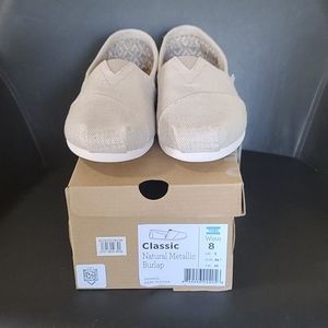 NWT. TOMS women Classic